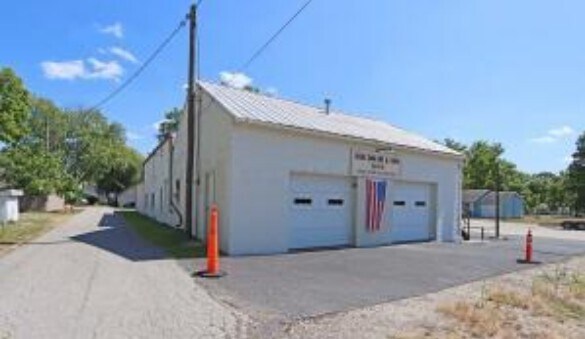 Primary Photo Of 132 Center St, Plain City Auto Repair For Sale
