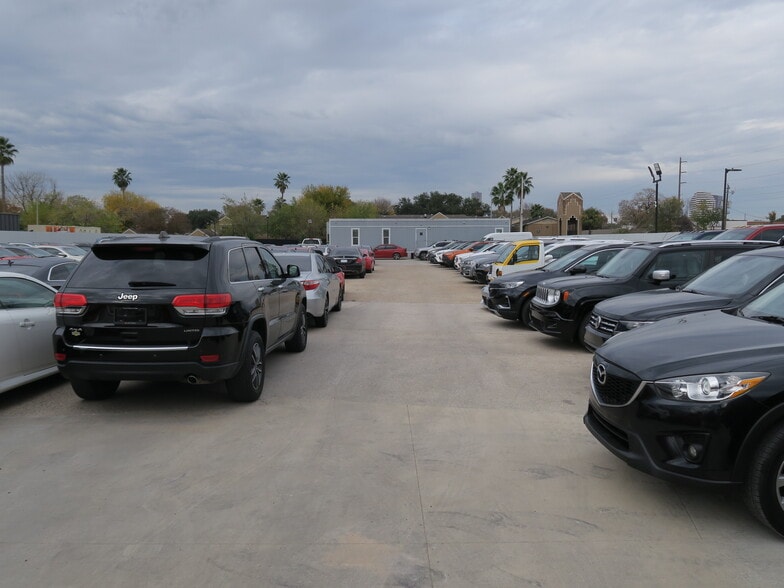 More Photos Of 6011 Skyline Dr, Houston Auto Dealership For Lease