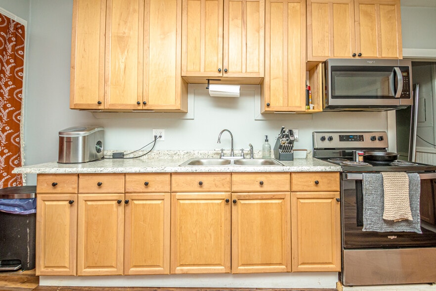 More Photos Of 12 Middle St, Lancaster Flex For Sale