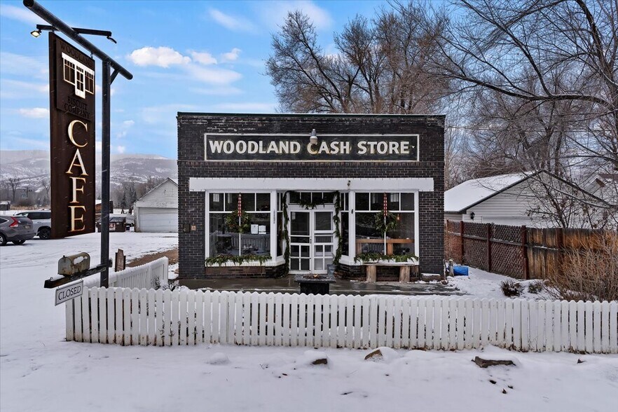 More Photos Of 2734 E Highway 35, Francis General Retail For Sale