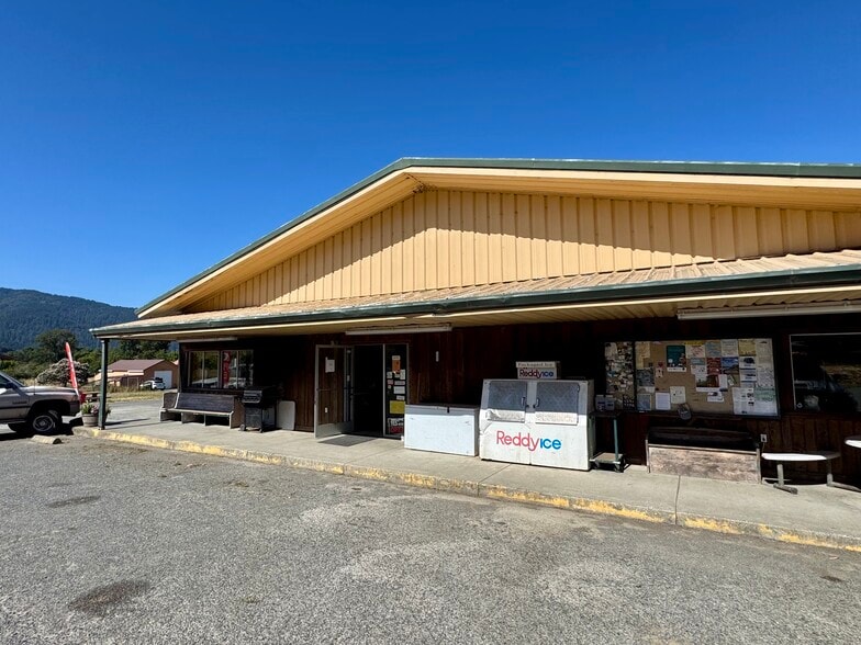 Primary Photo Of 40 Sherman st, Petrolia General Retail For Sale