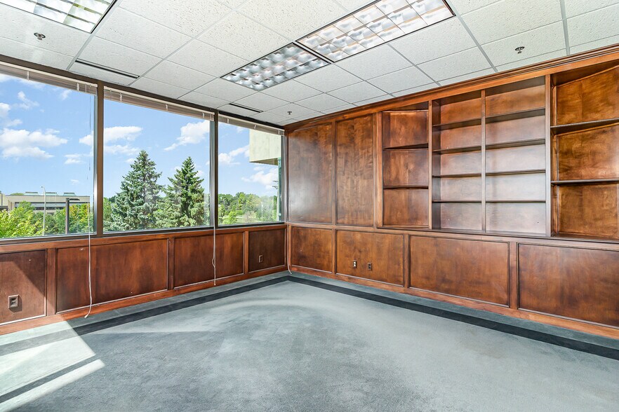 More Photos Of 941 Hillwind Rd NE, Minneapolis Medical For Lease