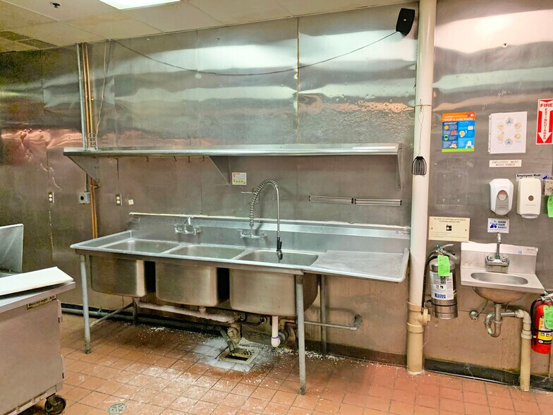 More Photos Of 1016-1024 Washington Ave, Holland Unknown For Lease