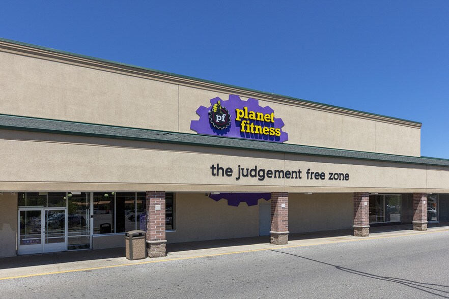 More Photos Of 4510-4706 State St, Saginaw Storefront For Lease