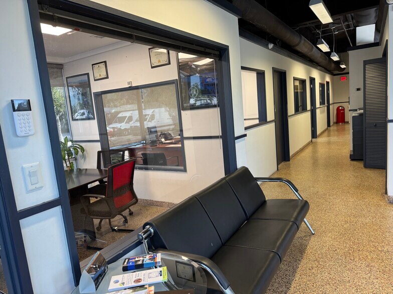 More Photos Of 2980 W Oakland Park Blvd, Oakland Park Showroom For Sale