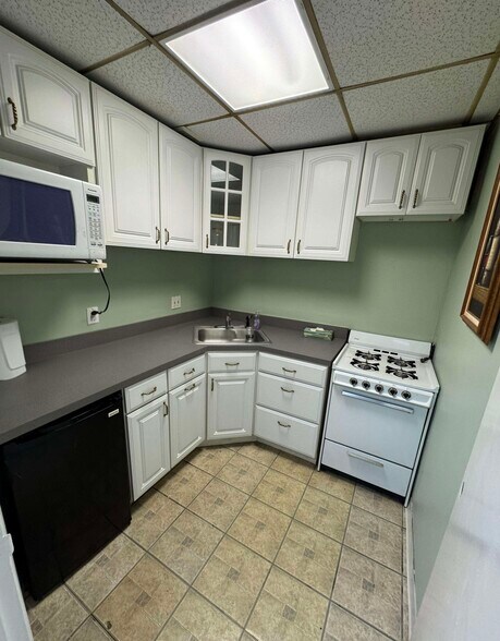 More Photos Of 4414 Pennwood Rd, Brentwood Flex For Sale