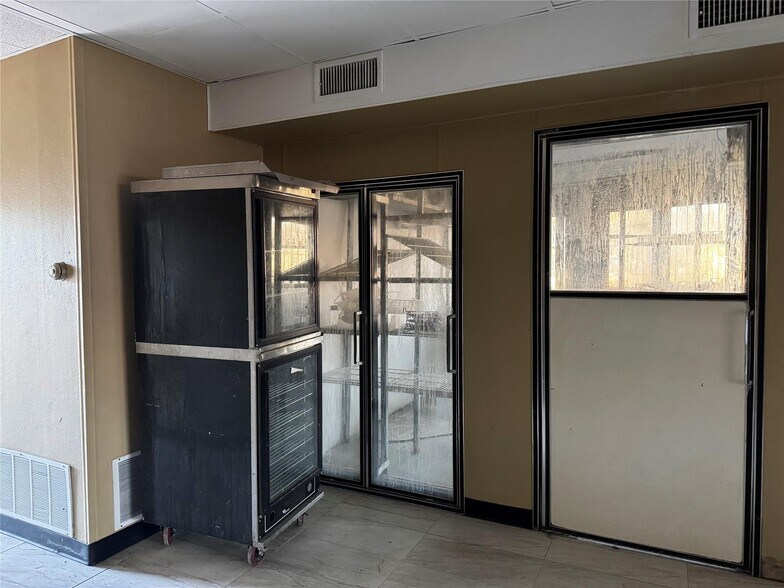 More Photos Of 1808 W Gentry Pky, Tyler Service Station For Sale