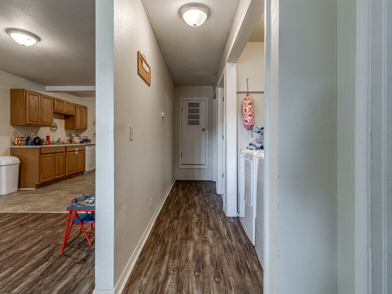 More Photos Of 940 N Ross Ave, Dewey Multifamily For Sale
