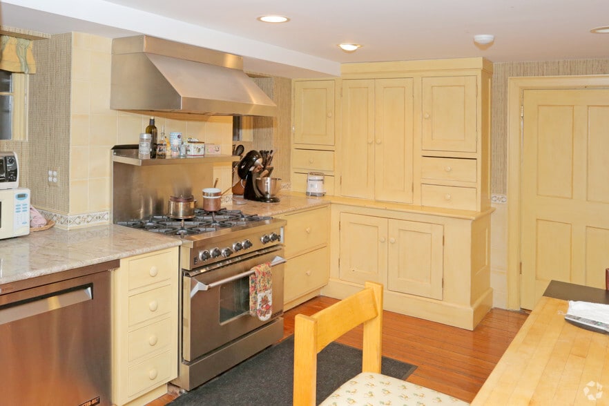 More Photos Of 12 Glenwood Rd, Roslyn Specialty For Sale