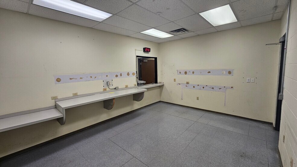 More Photos Of 2701 Southridge Dr, Wichita Falls Distribution For Lease