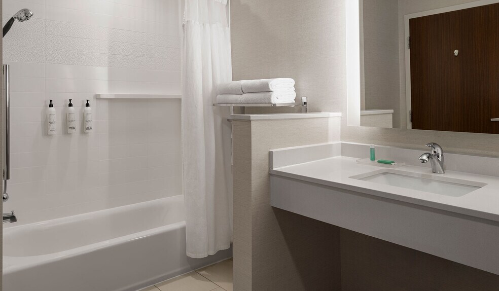 More Photos Of 10495 Crosspoint Blvd, Indianapolis Hotel For Sale