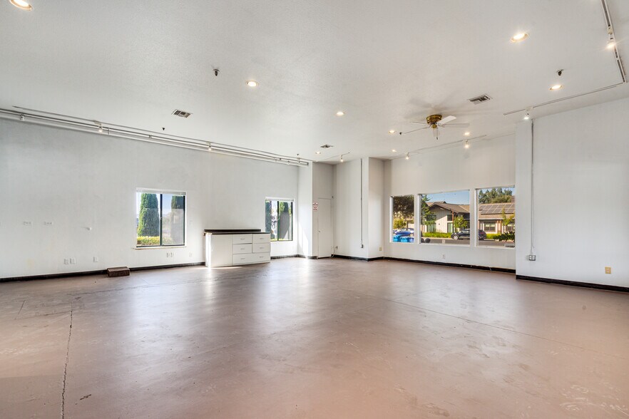 More Photos Of 1270 Broadway, Sonoma Freestanding For Sale