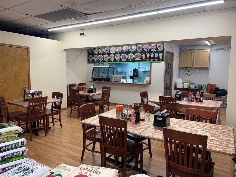 More Photos Of 416 Putnam St, Eau Claire Supermarket For Sale