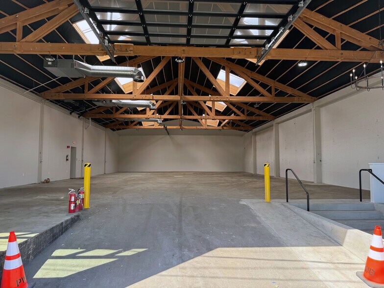 More Photos Of 633 SE Clay St, Portland Showroom For Lease