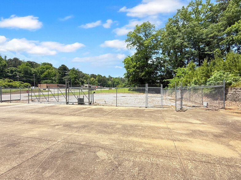 More Photos Of 4720 University Blvd E, Tuscaloosa Showroom For Lease