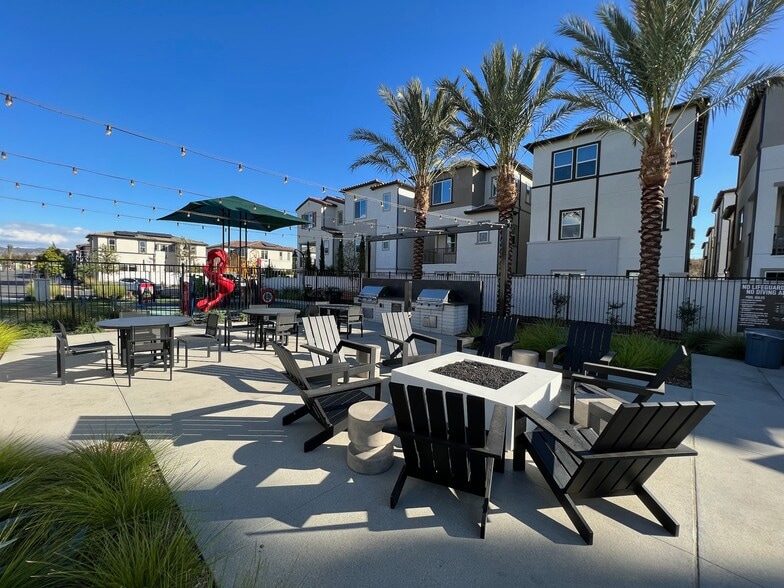 More Photos Of 3005 Cochran St, Simi Valley Specialty For Lease