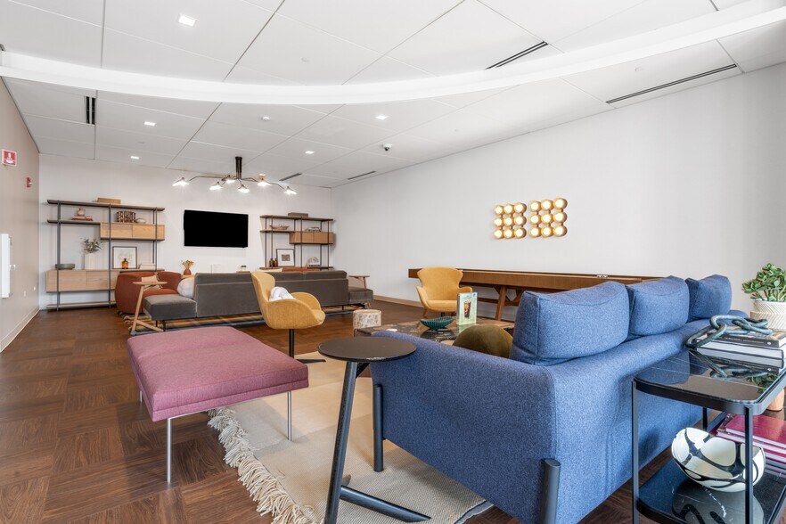 More Photos Of 1315 W 22nd St, Oak Brook Office For Lease