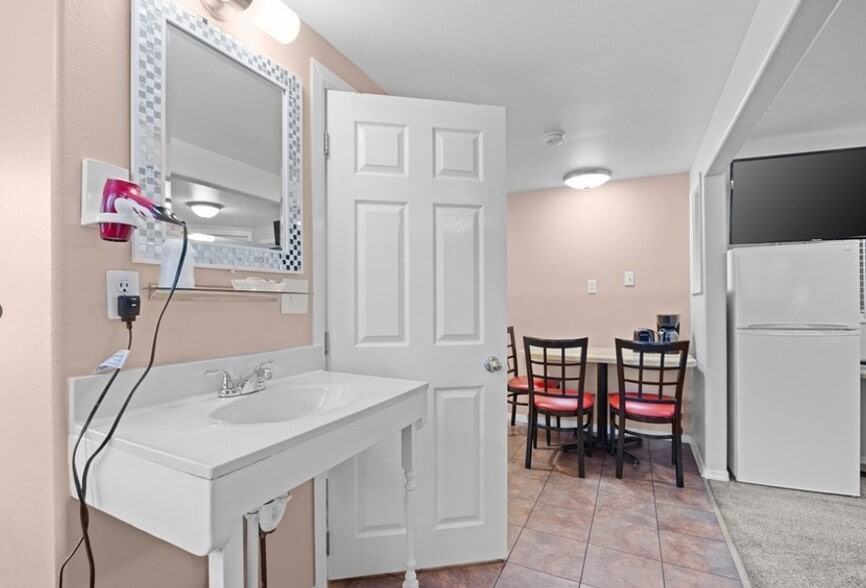 More Photos Of 2044 W Woodin Ave, Chelan Hotel For Sale