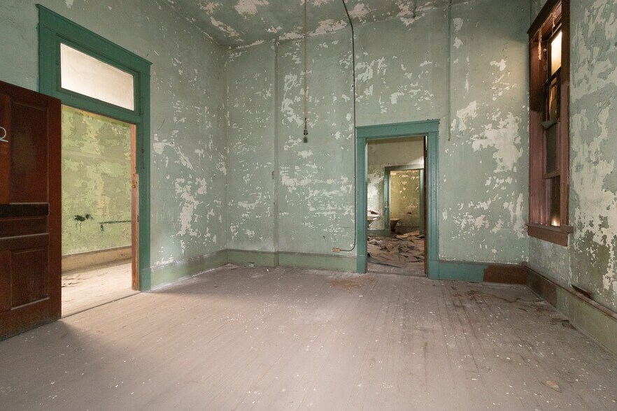 More Photos Of 111-113 N Flores St, San Antonio Storefront Retail Residential For Sale