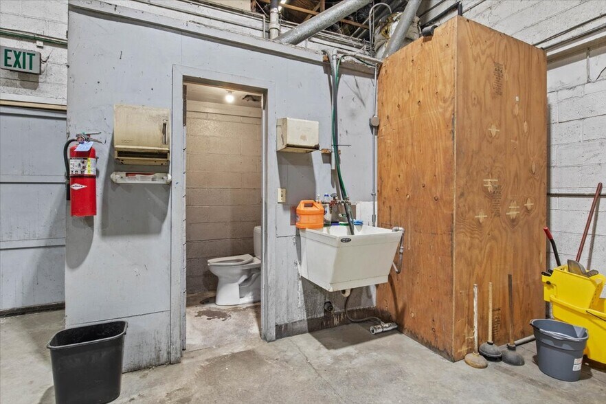 More Photos Of 890 N Main St, Independence Warehouse For Sale