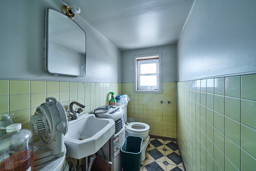 More Photos Of 2100 Jericho Tpke, Garden City Park Warehouse For Lease