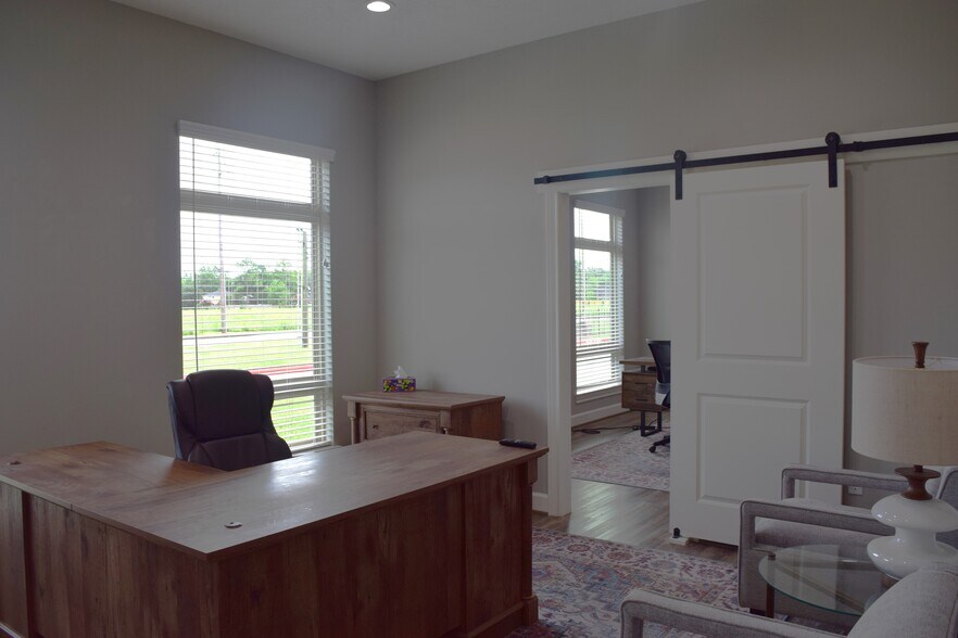 More Photos Of 1000 Broadway St, Pearland Office For Sale