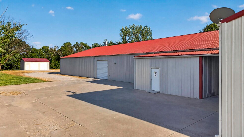 More Photos Of 412 N Mickey Mantle Blvd, Commerce Auto Repair For Sale
