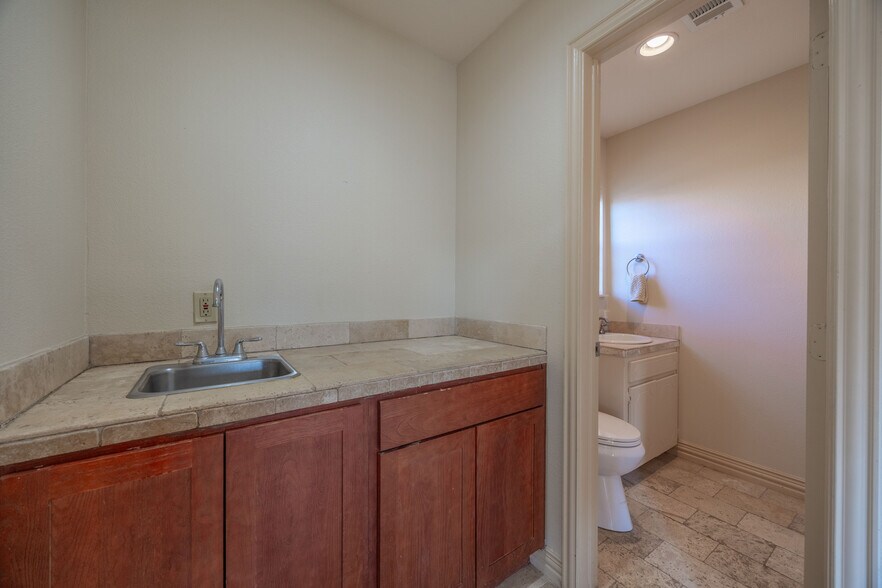 More Photos Of 1715 S Morgan St, Granbury Office Residential For Sale