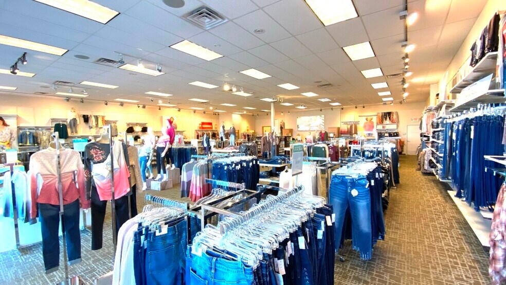 More Photos Of 2789 E State St, Salem Unknown For Lease