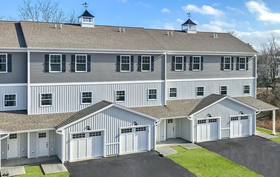 Primary Photo Of 10 Fort Hill Rd, Groton Apartments For Sale