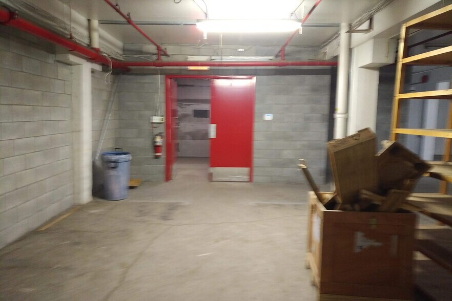 More Photos Of 1808 Rue William, Montréal Service For Lease