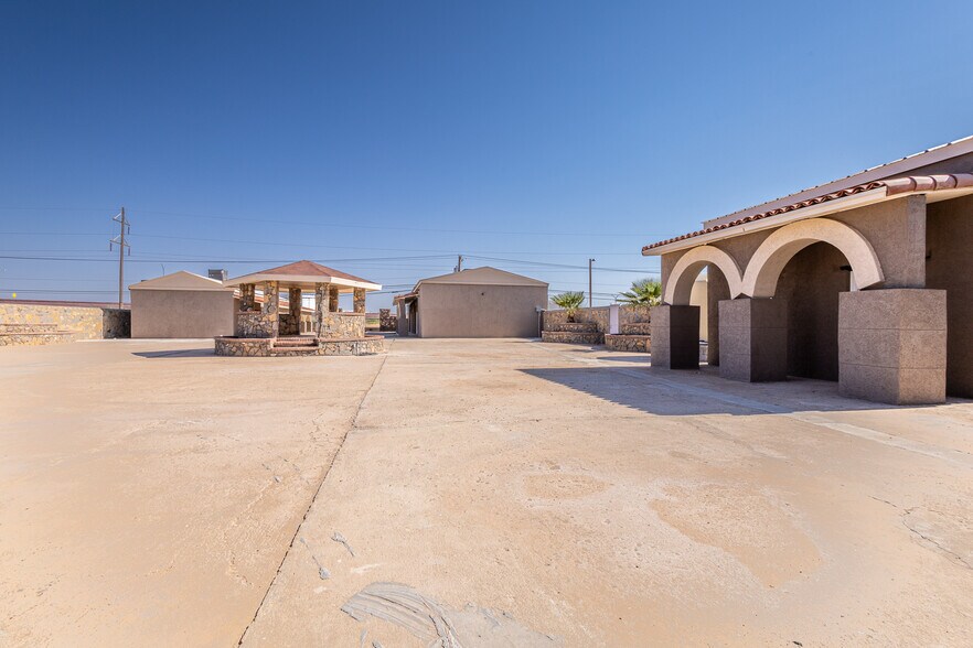 More Photos Of 13644 David Dr, El Paso Showroom For Lease