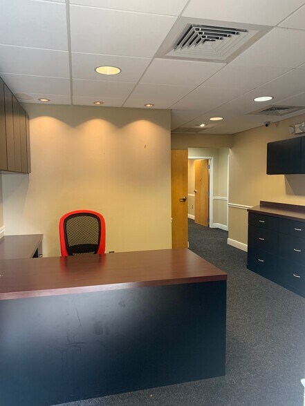 More Photos Of 6413 Pinecastle Blvd, Orlando Flex For Lease