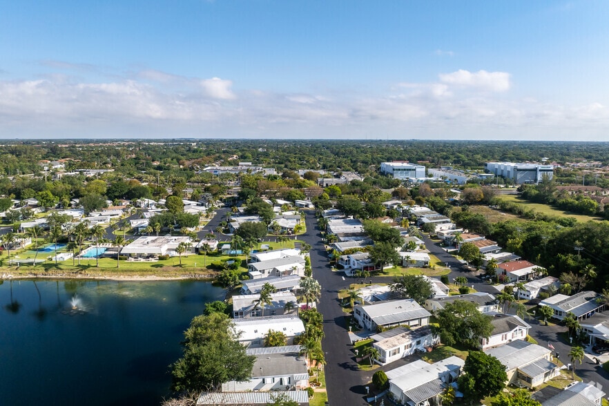 More Photos Of 4400 W Hillsboro Blvd, Coconut Creek Storefront For Sale