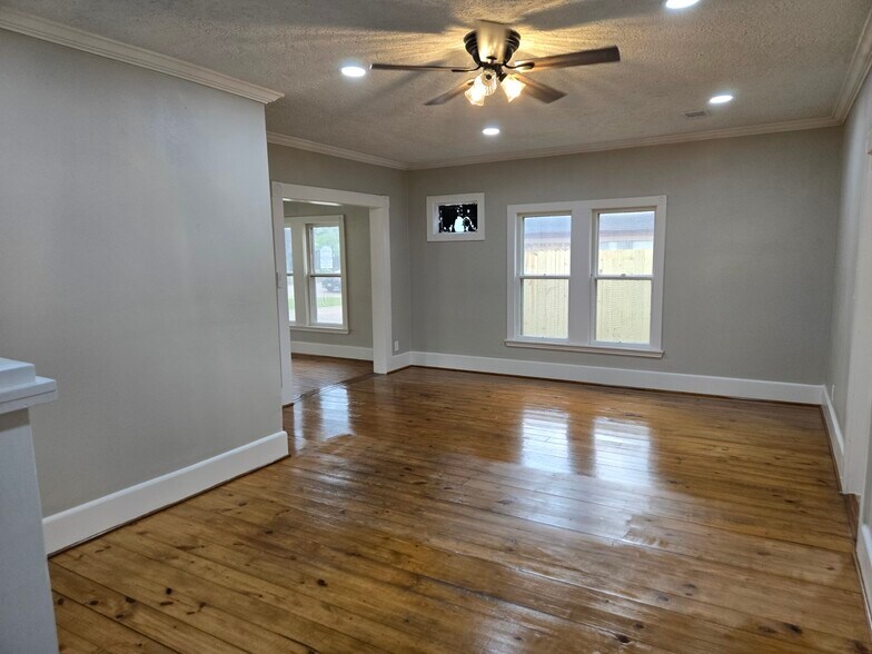 More Photos Of 1523 Avenue C, Katy Flex For Lease