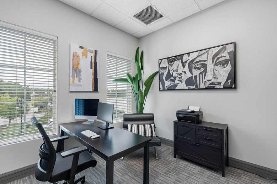 More Photos Of 5331 Primrose Lake Cir, Tampa Loft Creative Space For Lease