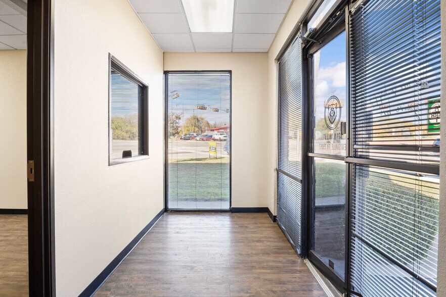 More Photos Of 915-921 N Mill St, Lewisville Office For Sale