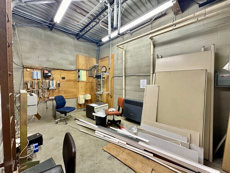 More Photos Of 8 Lester St, Martinsville General Retail For Sale