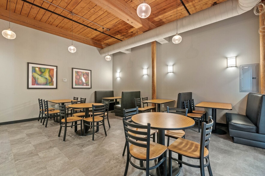 More Photos Of 2 Dundee Park Dr, Andover Office For Lease