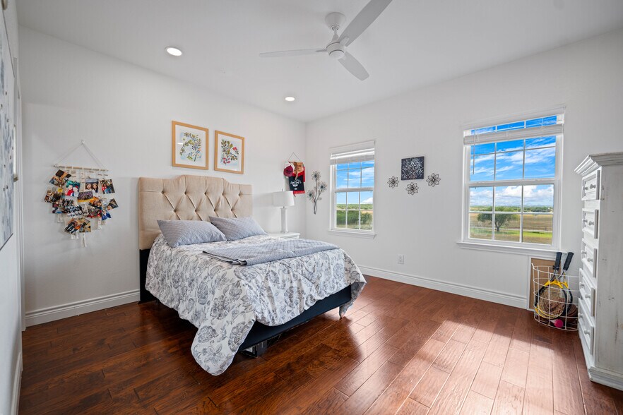 More Photos Of 741 County Road 159, Kenedy Flex For Sale