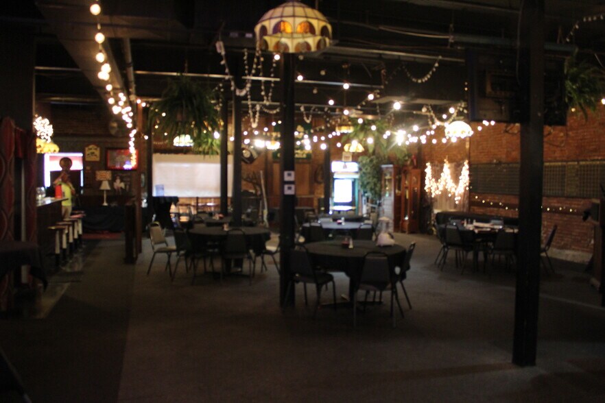 More Photos Of 210 Commercial Way, Jefferson City Flex For Sale