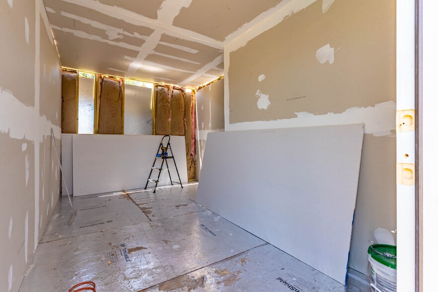 More Photos Of 3701 S Lancaster Rd, Dallas Light Distribution For Sale