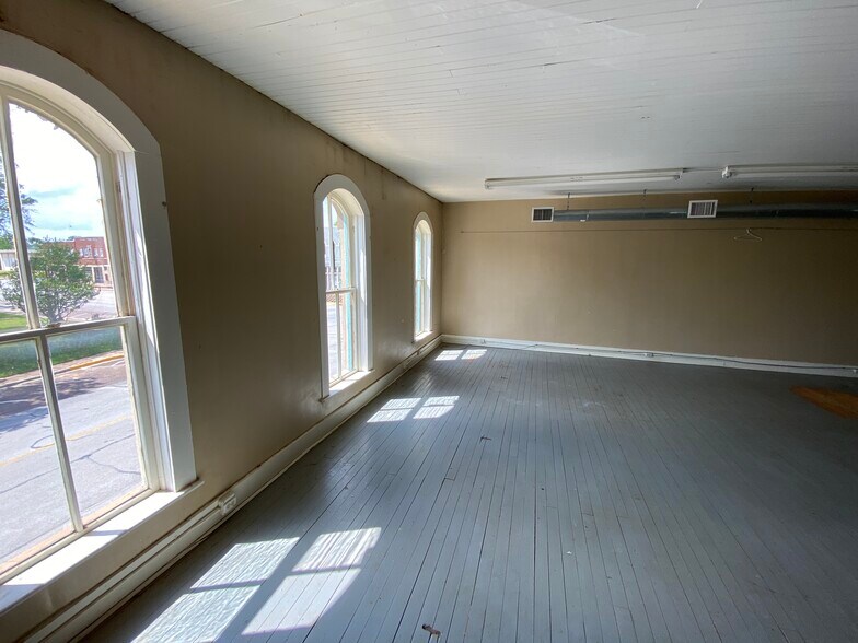 More Photos Of 121 S Henderson St, Rusk Restaurant For Sale