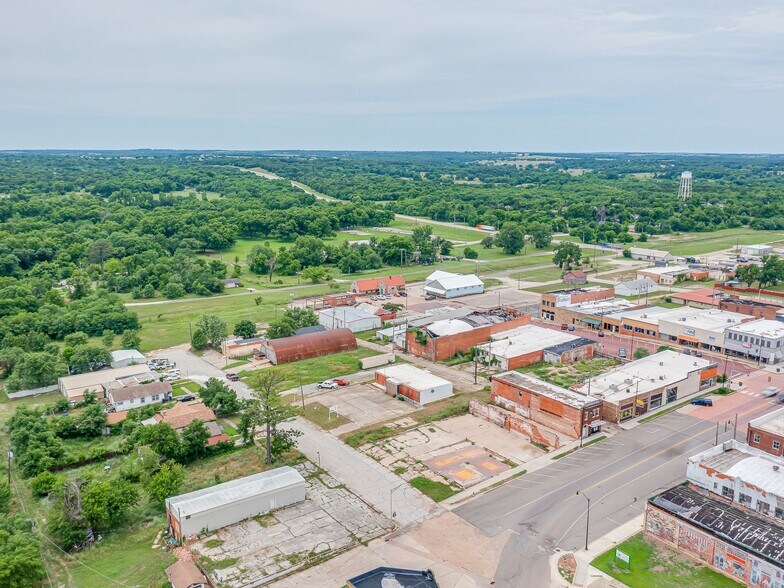 More Photos Of 111 N 4th St, Seminole Office For Sale