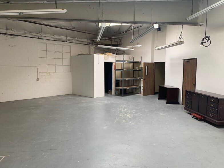More Photos Of 7648-7654 San Fernando Rd, Sun Valley Warehouse For Lease