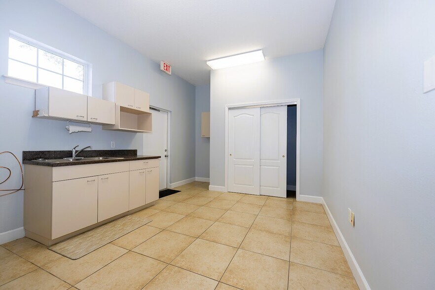 More Photos Of 2001 Manatee Ave E, Bradenton Office For Lease