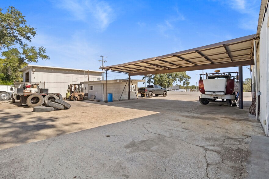 More Photos Of 611 TX-75, Willis General Retail For Sale