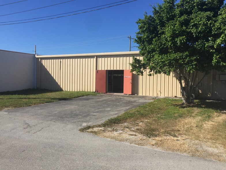 More Photos Of 1507 S Del Prado Blvd, Cape Coral General Retail For Lease