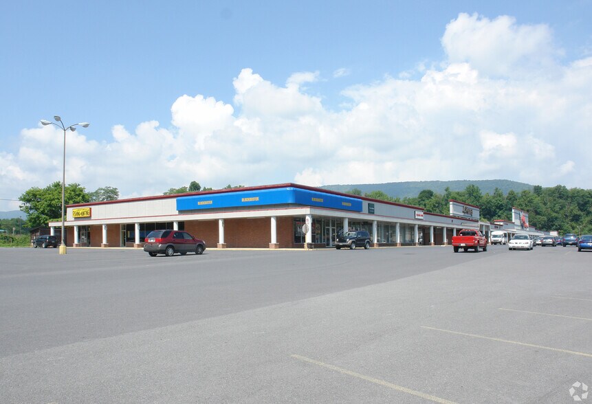 More Photos Of 224 N Logan Blvd, Burnham Unknown For Lease