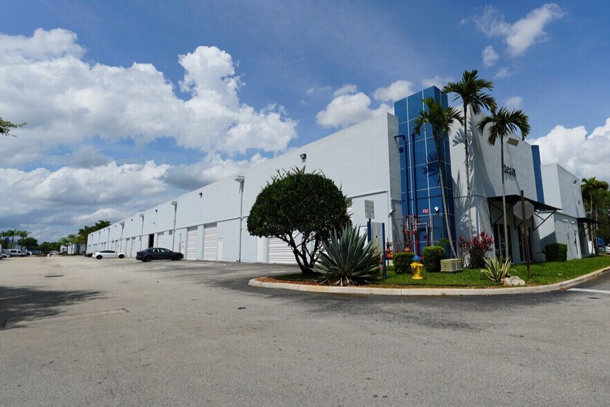 Primary Photo Of 20841 Johnson St, Pembroke Pines Warehouse For Lease